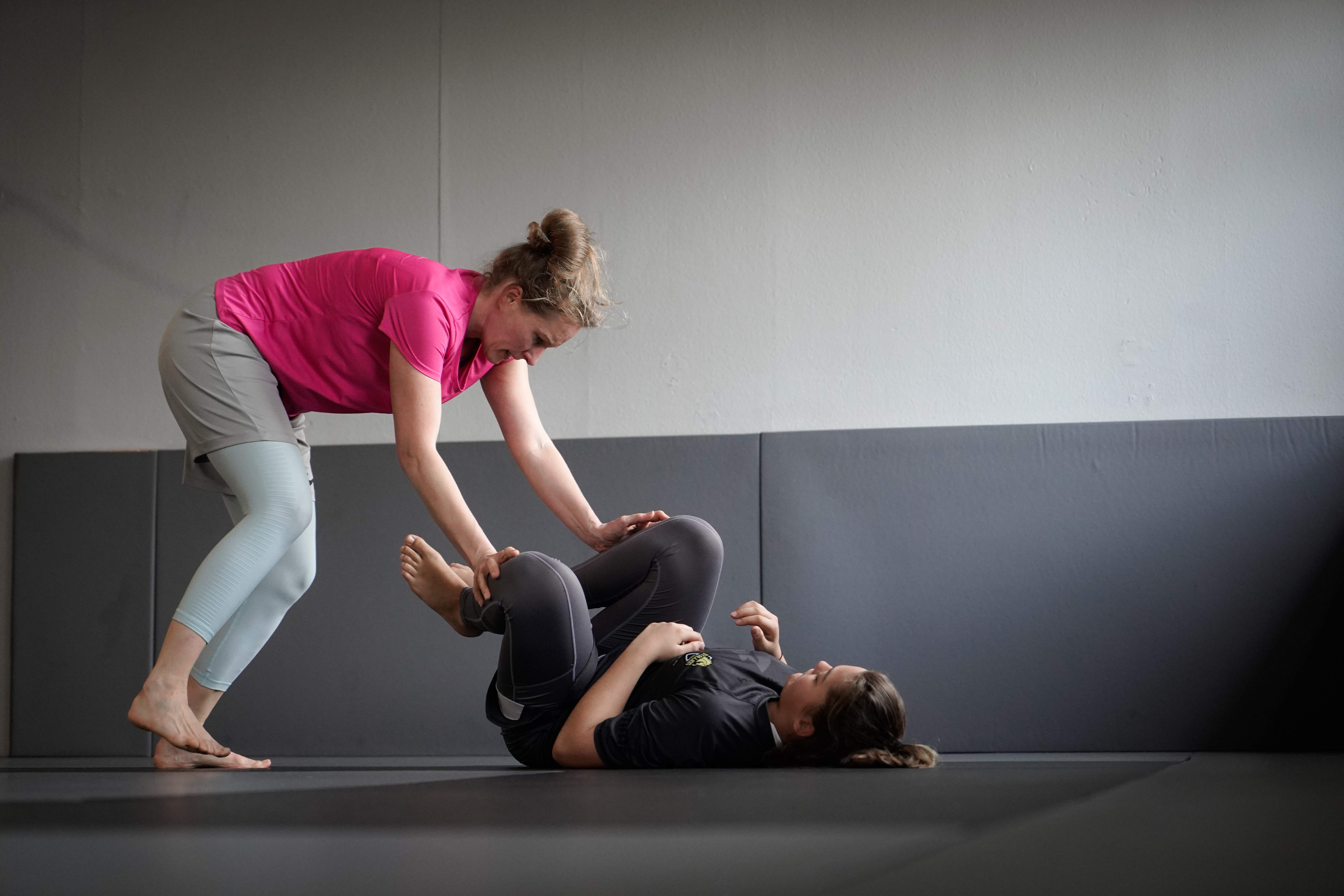 Weibliche BJJ Trainerin unterrichtet