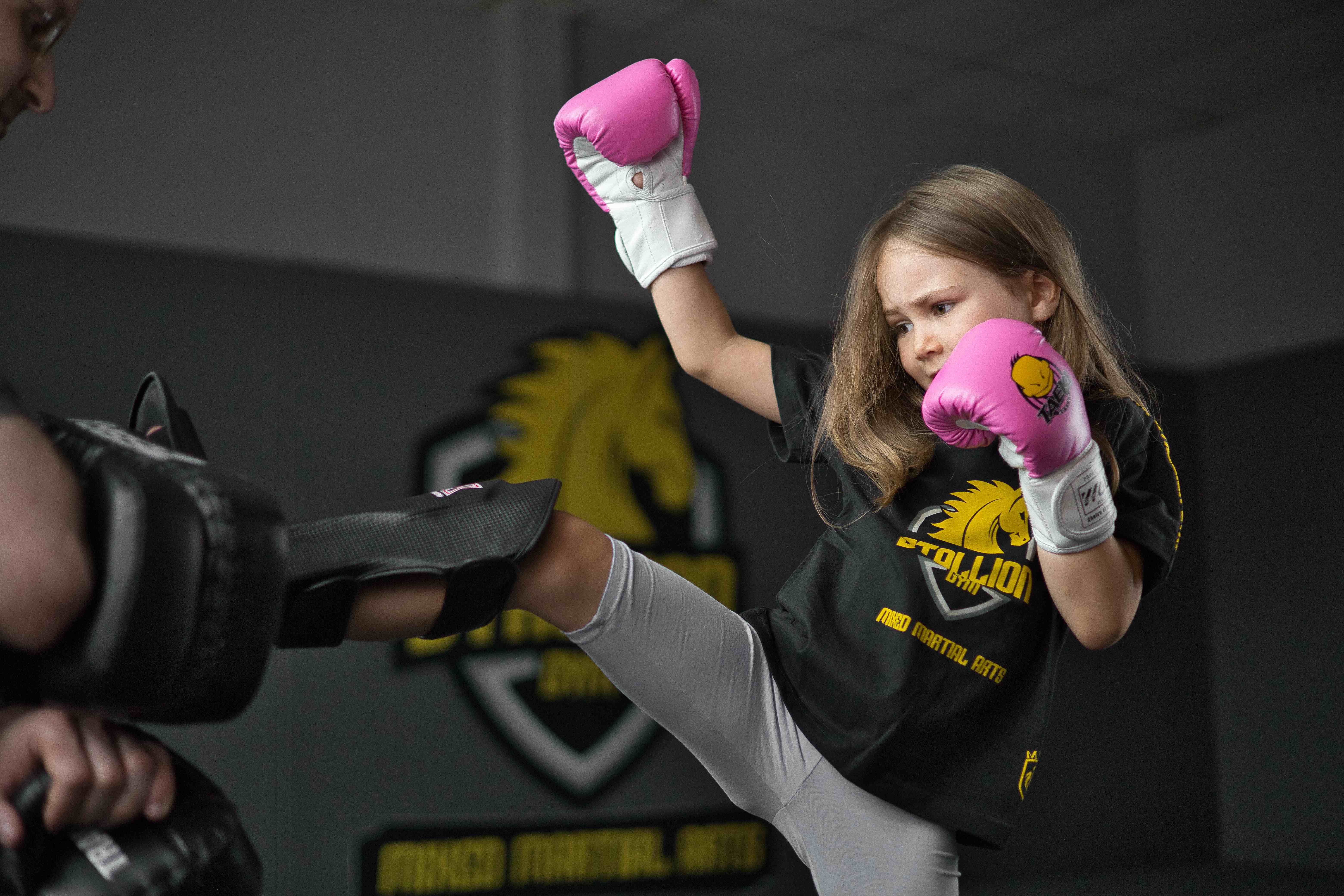 Mädchen beim Kickboxen Training
