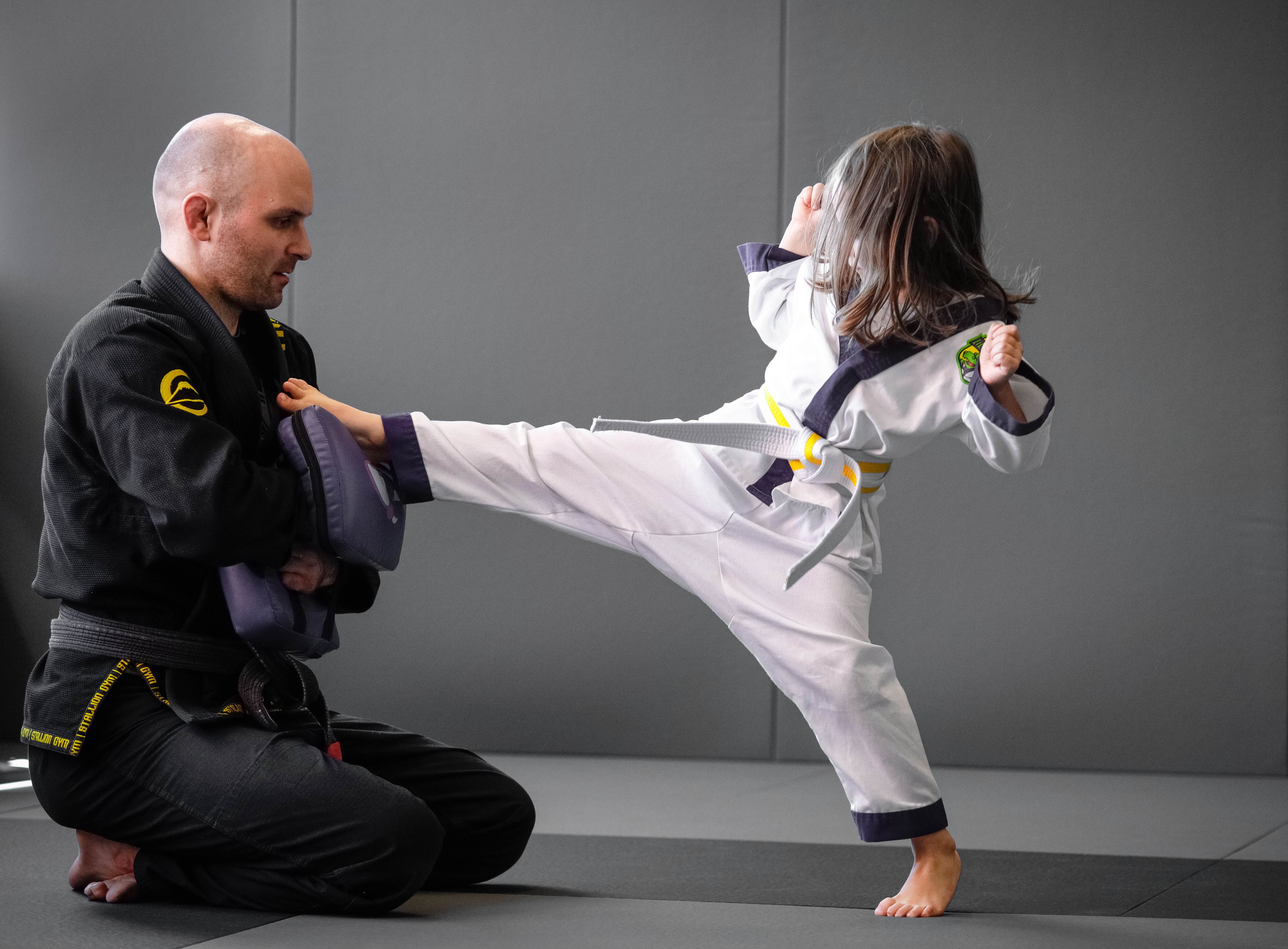 Lil Dragon Training - Kind übt Kicks mit professionellem Trainer