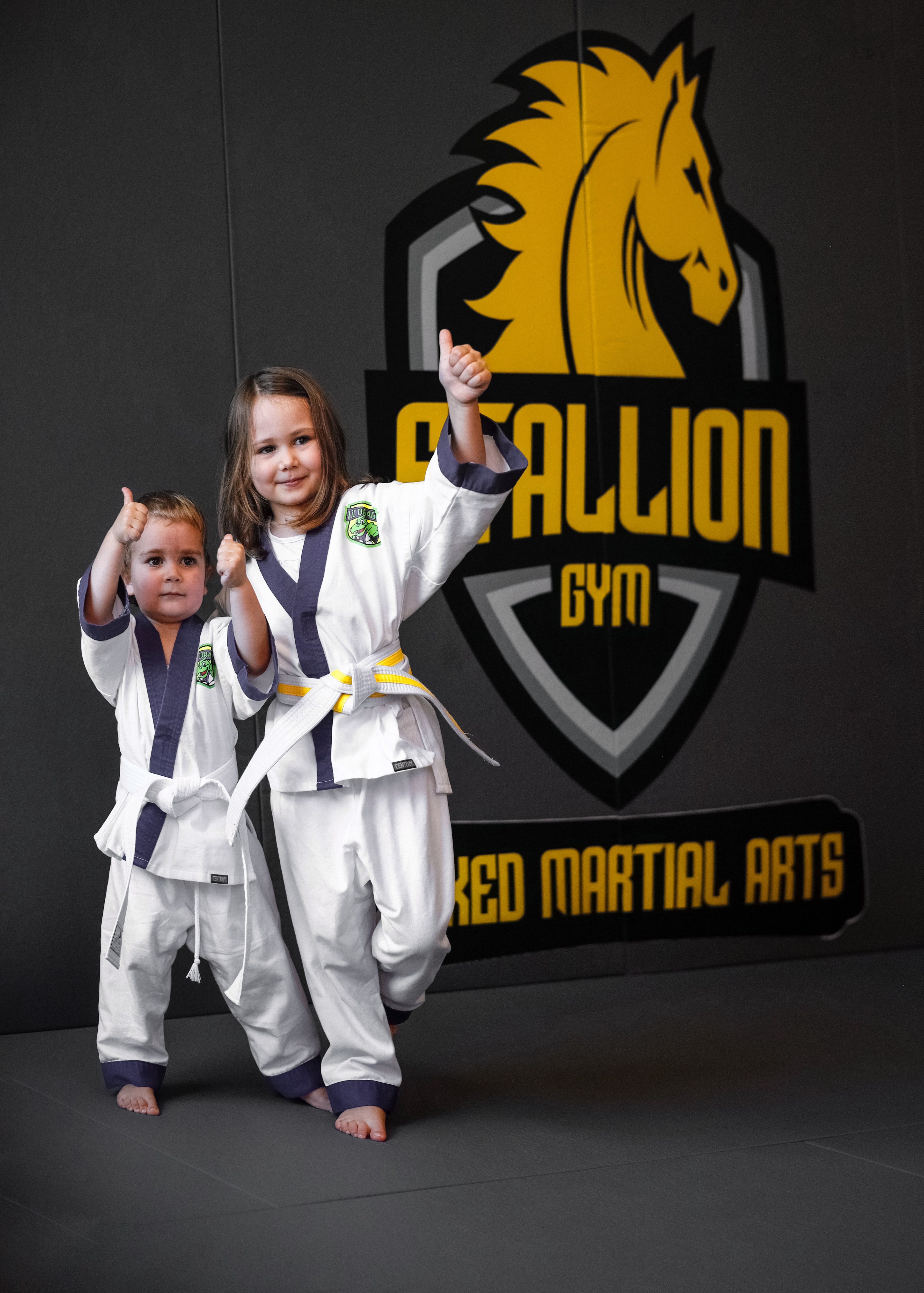Lil Dragon Training - Kinder zeigen Daumen hoch im STALLION GYM