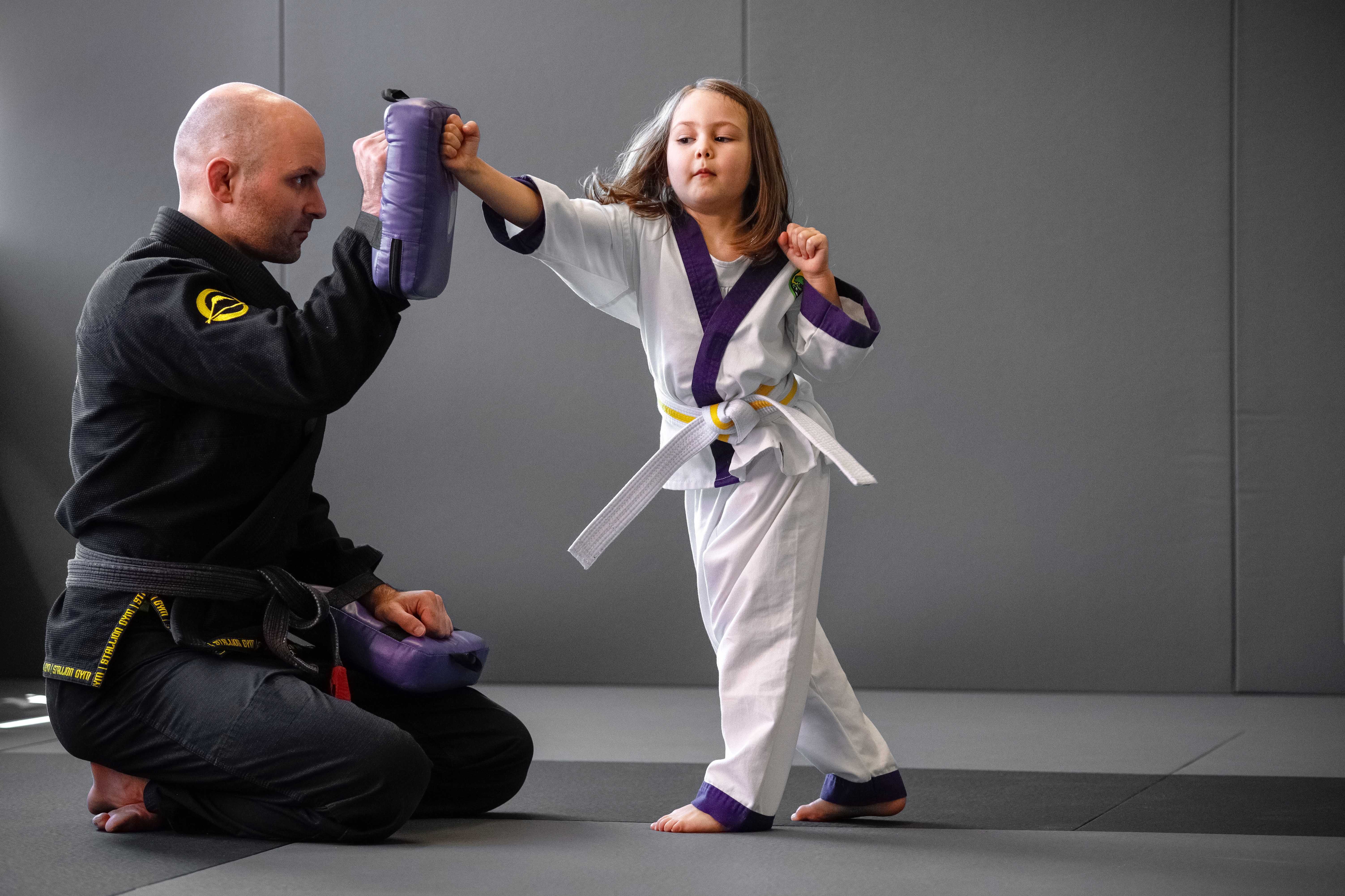 Lil Dragon Training - Kind trainiert mit Instructor und Trainingsausrüstung