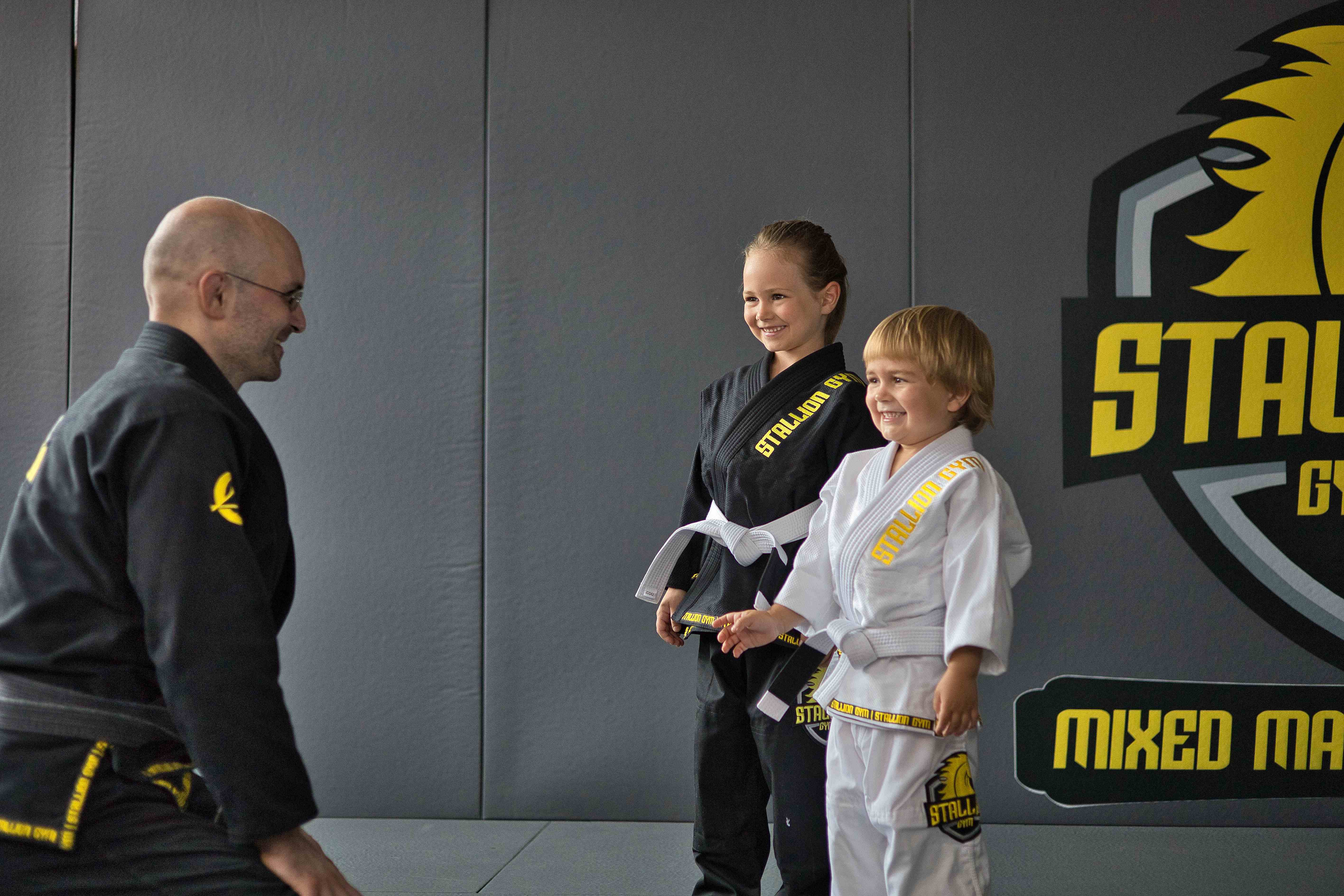 Training im STALLION GYM Herrenberg - Trainer mit Kindern beim Brazilian Jiu-Jitsu